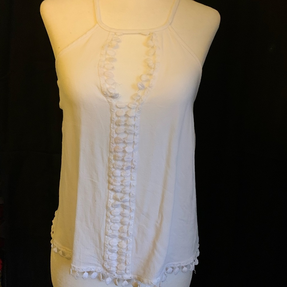 White keyhole top